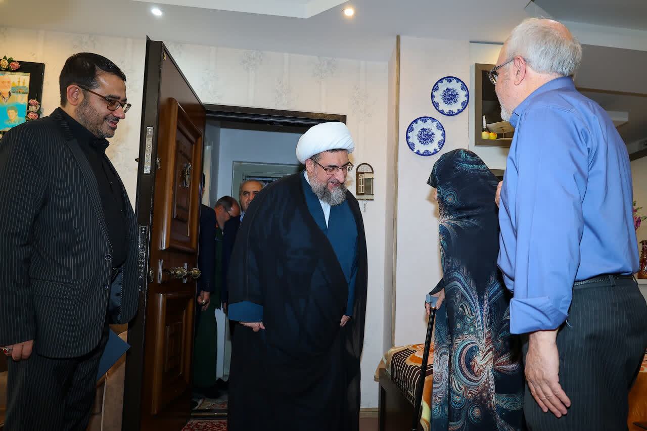 دیدار با خانواده‌های شهدا در هفته بسیج+ تصاویر