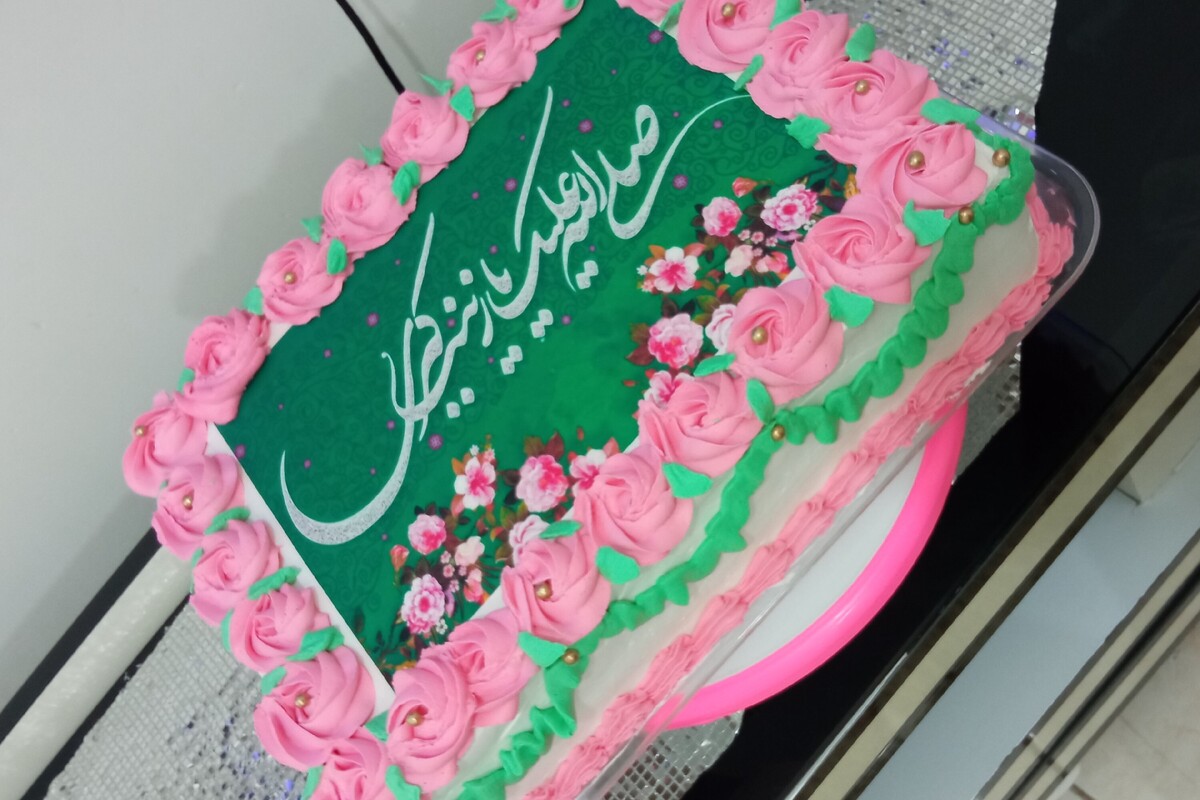 آماده‌سازی کیک ۶۰۰ متری به مناسبت ولادت حضرت زینب کبری در حرم مطهر بانوی کرامت + فیلم