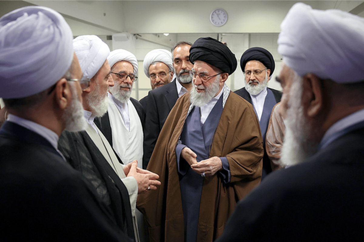 وقتی حضور رهبر انقلاب، خود پیام سیاسی است