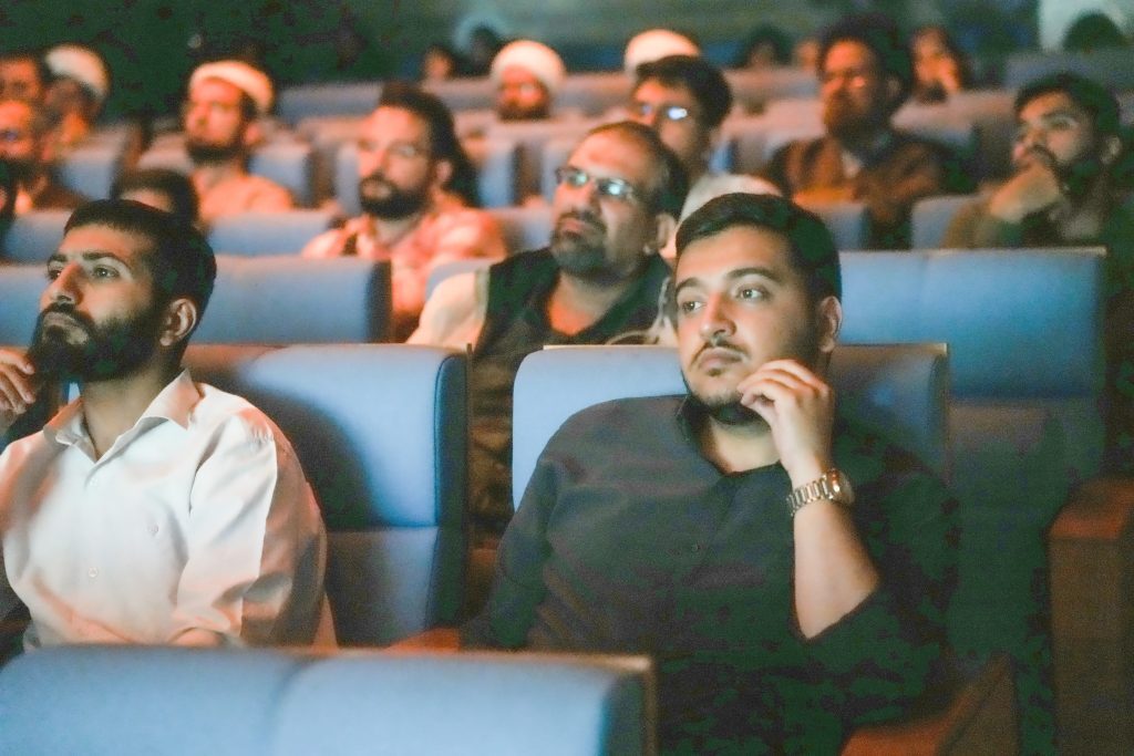  گزارشی از اکران و نقد مستند «دین‌داری» در دانشگاه باقرالعلوم