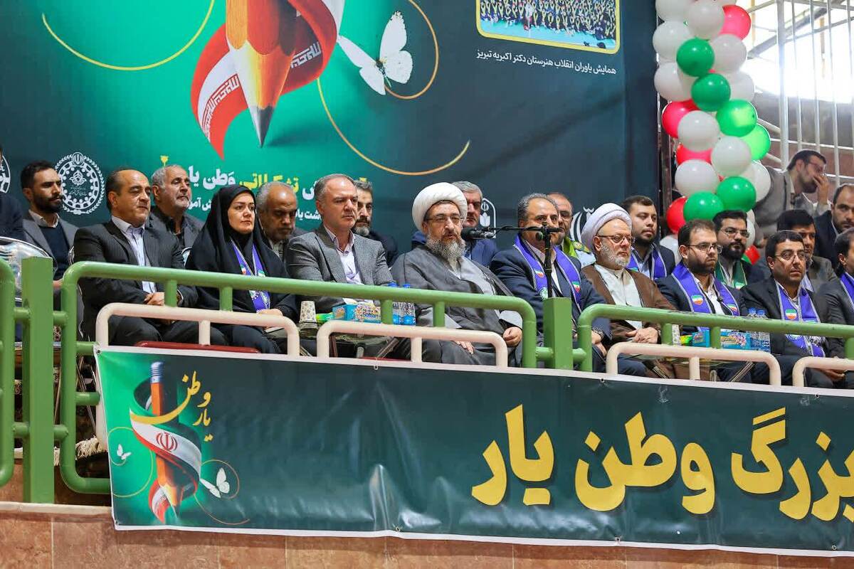 رهبر انقلاب به نسل نوجوان ایران می‌بالد+ تصاویر