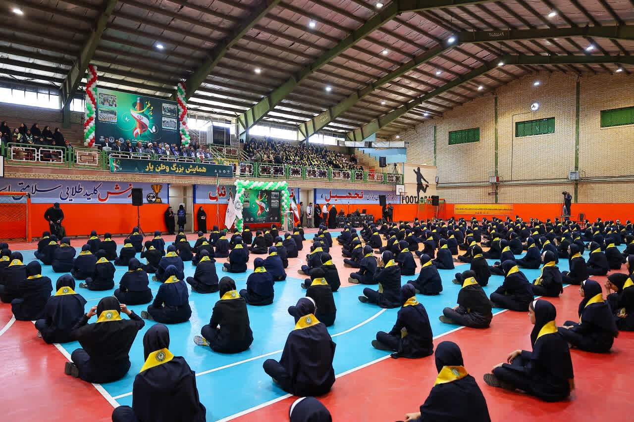 رهبر انقلاب به نسل نوجوان ایران می‌بالد