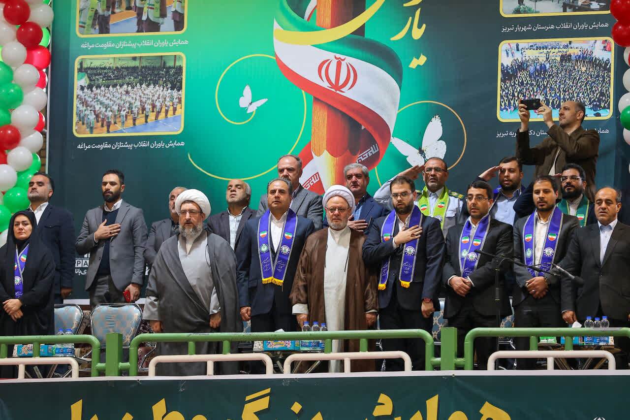 رهبر انقلاب به نسل نوجوان ایران می‌بالد