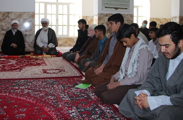 نگاهی به سفر مدیر حوزه علمیه فارس به استهبان