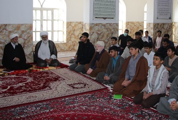 نگاهی به سفر مدیر حوزه علمیه فارس به استهبان