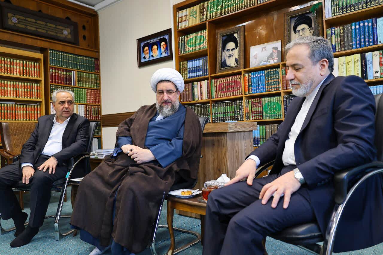 سیاست خارجی بدون هدایت رهبری به انحراف می‌رود+ تصاویر