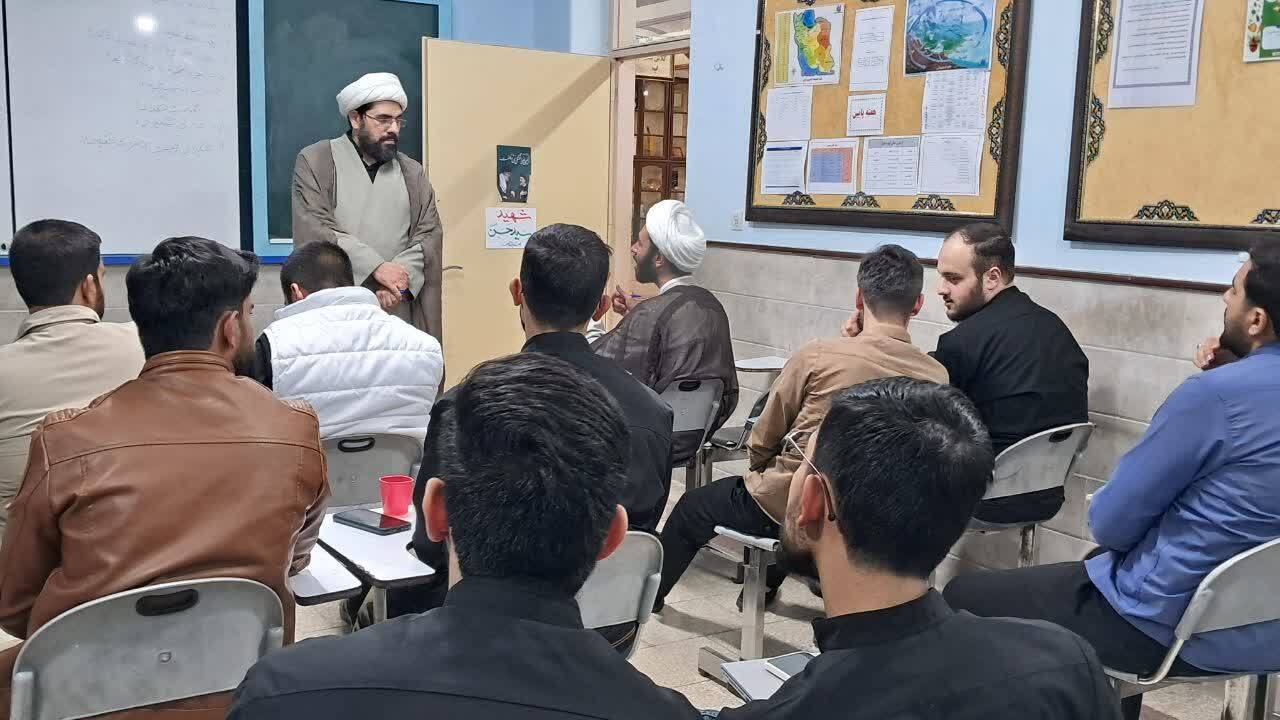 دوره «مثل خمینی» در قم برگزار شد / تمرکز بر ضرورت تشکیلاتگرایی طلاب در دهه جدید انقلاب دوره «مثل خمینی» در قم برگزار شد / تمرکز بر ضرورت تشکیلاتگرایی طلاب در دهه جدید انقلاب