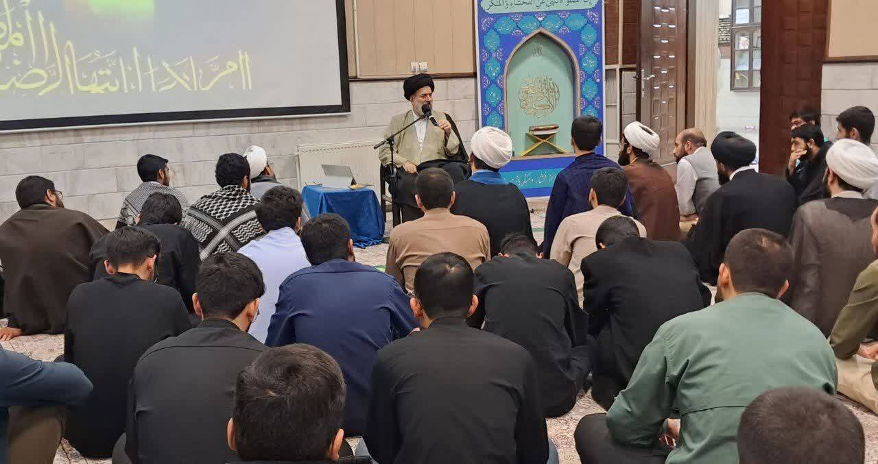 دوره «مثل خمینی» در قم برگزار شد / تمرکز بر ضرورت تشکیلاتگرایی طلاب در دهه جدید انقلاب دوره «مثل خمینی» در قم برگزار شد / تمرکز بر ضرورت تشکیلاتگرایی طلاب در دهه جدید انقلاب