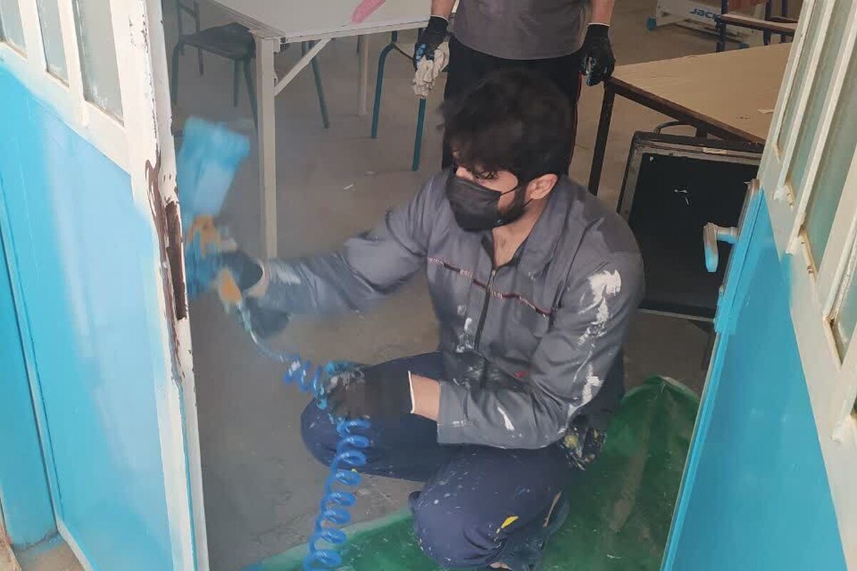 رنگ آمیزی مدرسه شهید رئیس‌علی دلواری توسط طلاب جهادی بوشهر + عکس