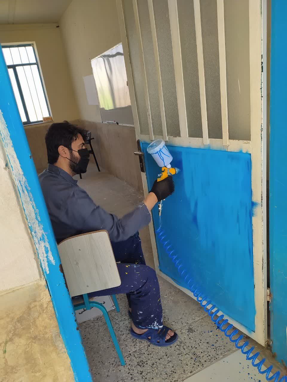 طلاب جهادی بوشهر مدرسه شهید رئیسعلی دلواری را رنگآمیزی کردند طلاب جهادی بوشهر مدرسه شهید رئیسعلی دلواری را رنگآمیزی کردند