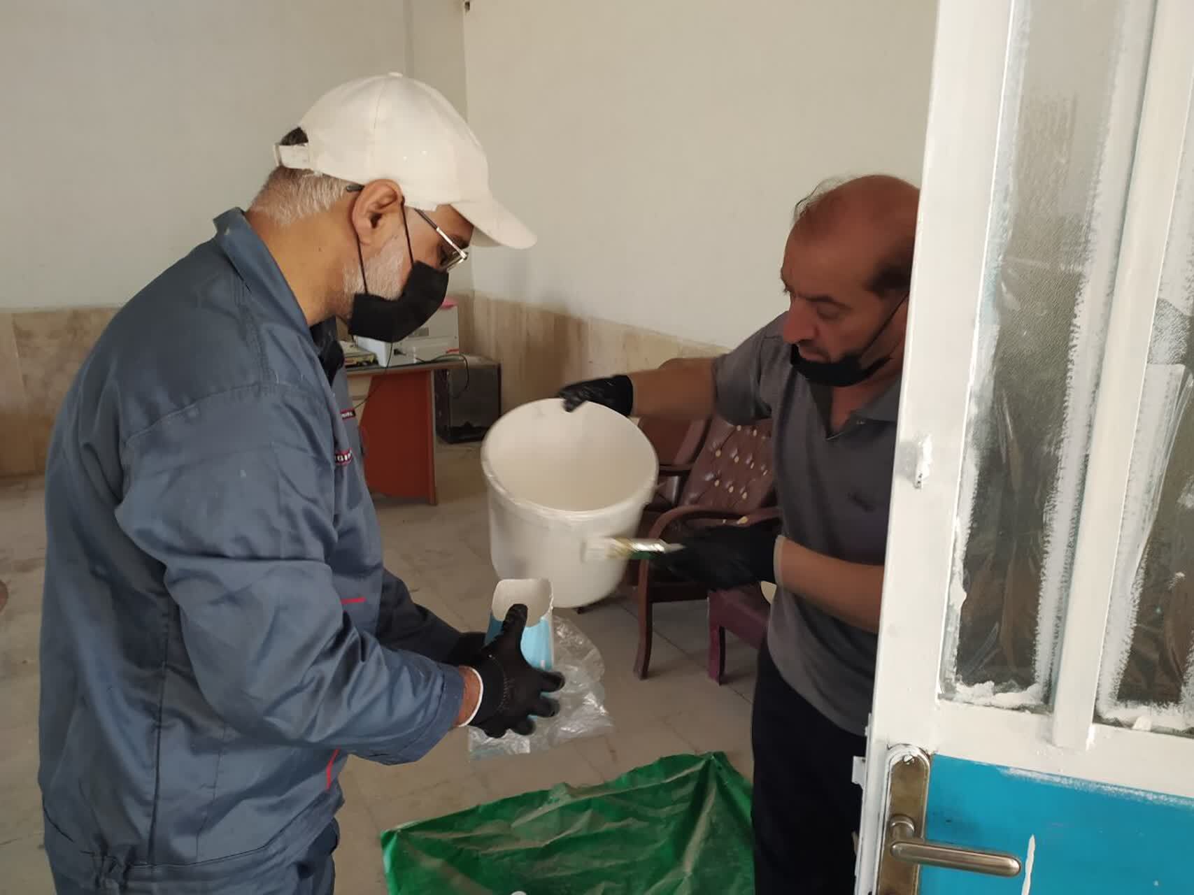 طلاب جهادی بوشهر مدرسه شهید رئیسعلی دلواری را رنگآمیزی کردند طلاب جهادی بوشهر مدرسه شهید رئیسعلی دلواری را رنگآمیزی کردند