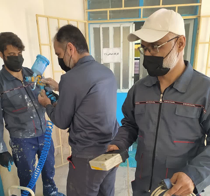 طلاب جهادی بوشهر مدرسه شهید رئیسعلی دلواری را رنگآمیزی کردند طلاب جهادی بوشهر مدرسه شهید رئیسعلی دلواری را رنگآمیزی کردند