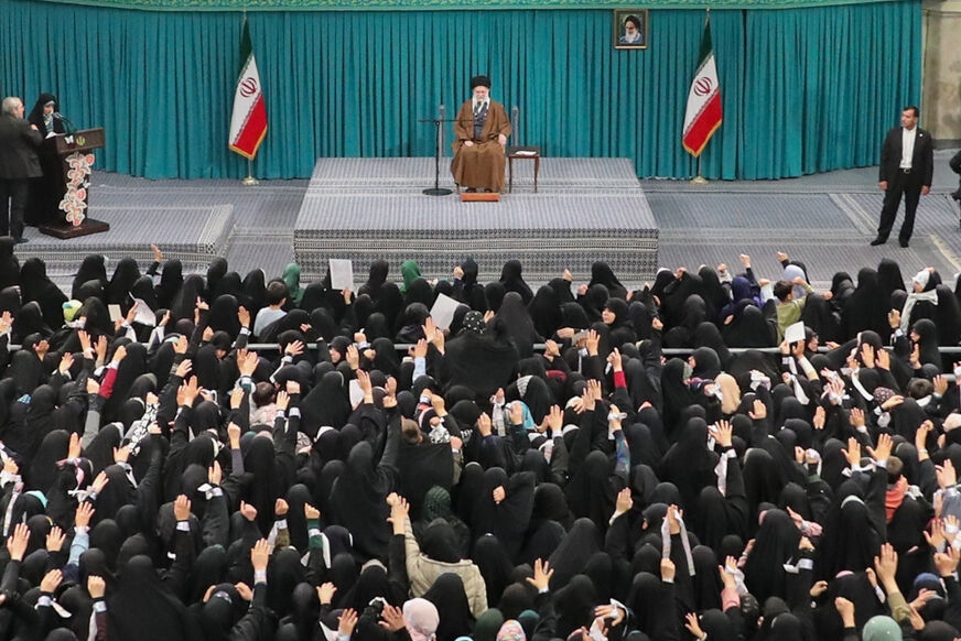 دیدار هزاران نفر از زنان و دختران با رهبر معظم انقلاب