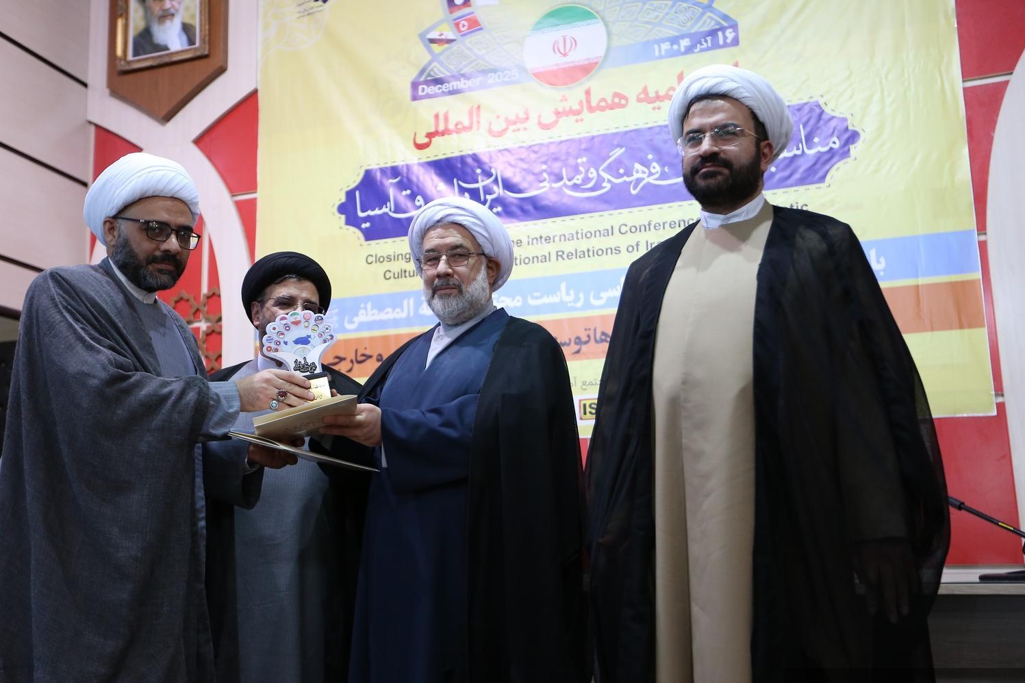 گزارشی از اختتامیه همایش بینالمللی مناسبات زبانی، فرهنگی و تمدنی ایران با شرق آسیا گزارشی از اختتامیه همایش بینالمللی مناسبات زبانی، فرهنگی و تمدنی ایران با شرق آسیا