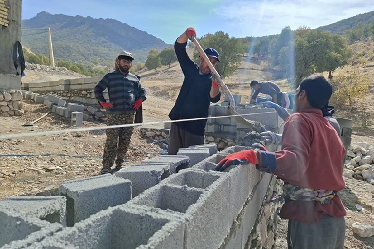 طلاب جهادی یاسوج خانه‌ای برای خانواده محروم در لوداب ساختند