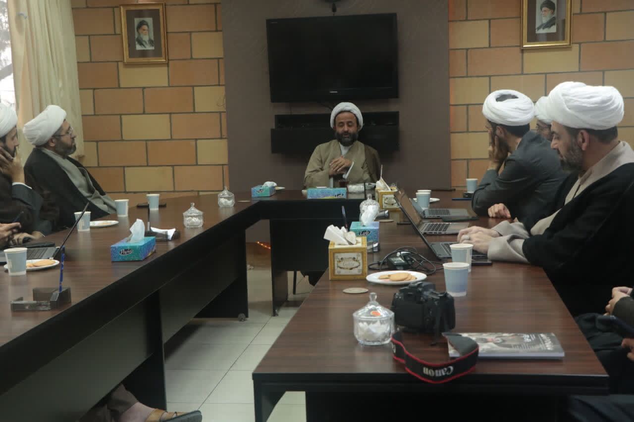 تبیین دکترین «خلوت برای حضور»؛ جامعهسازی بدون خودسازی در منطق امام مردود است تبیین دکترین «خلوت برای حضور»؛ جامعهسازی بدون خودسازی در منطق امام مردود است