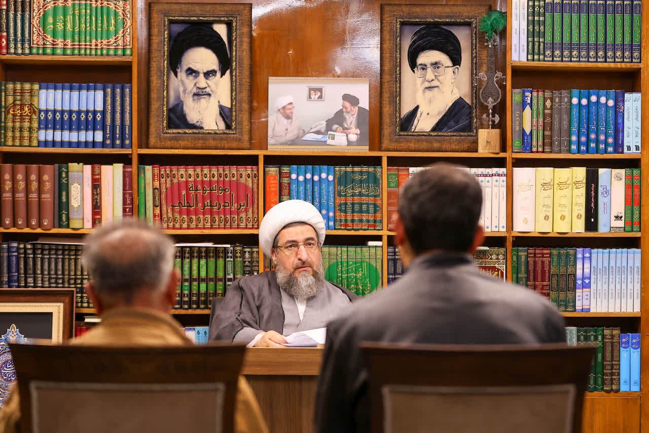 دیدار‌های هفتگی و چهره به چهره نماینده امام جمعه تبریز با اقشار مختلف مردم ادامه دارد+ تصاویر