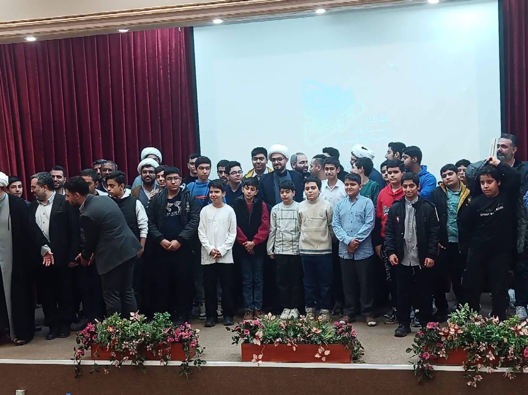 نوجوانان می‌توانند با یک گوشی ساده جهان را مخاطب قرار دهند