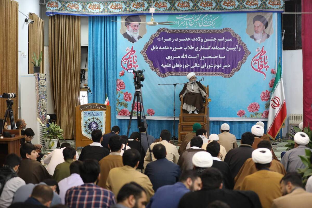 آیین عمامه‌گذاری طلاب در مدرسه خاتم الأنبیاء بابل