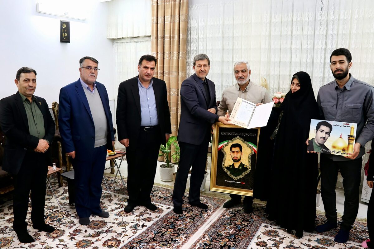 دیدار استاندار اصفهان با خانواده شهید بهاری نژاد در کاشان