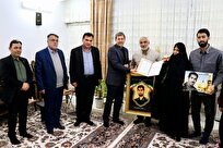 دیدار استاندار اصفهان با خانواده شهید بهاری نژاد در کاشان
