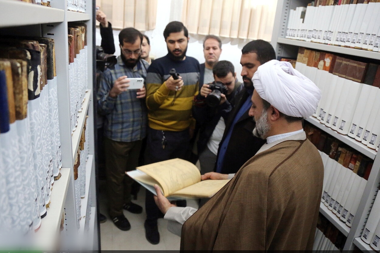 تصاویری از قرآن خطی منسوب به امام سجاد علیه السلام در کتابخانه آیتالله العظمی گلپایگانی_ قم تصاویری از قرآن خطی منسوب به امام سجاد علیه السلام در کتابخانه آیتالله العظمی گلپایگانی_ قم