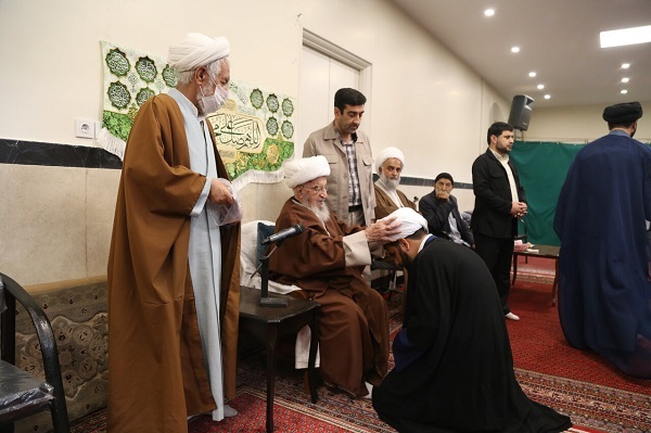 تلبس طلاب مدرسه علمیه منصوریه شیراز توسط آیت الله مکارم شیرازی+عکس