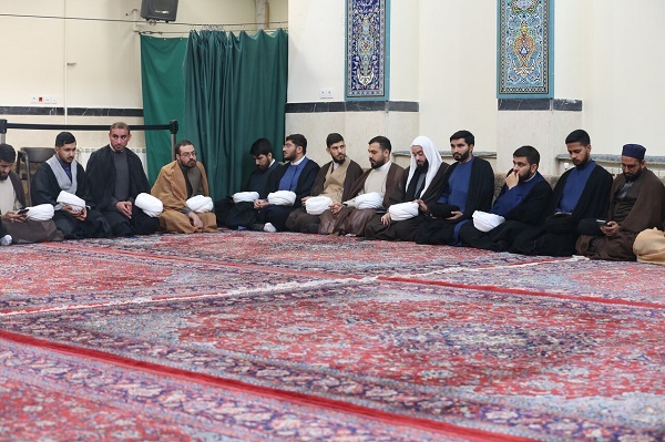 تلبس طلاب مدرسه علمیه منصوریه شیراز توسط آیت الله مکارم شیرازی+عکس