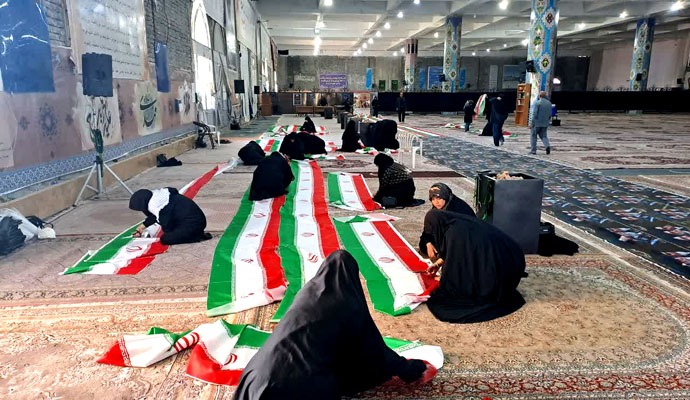 دوخت ۲۰ هزار پرچم جمهوری اسلامی ایران در کاشان + عکس دوخت ۲۰ هزار پرچم جمهوری اسلامی ایران در کاشان + عکس