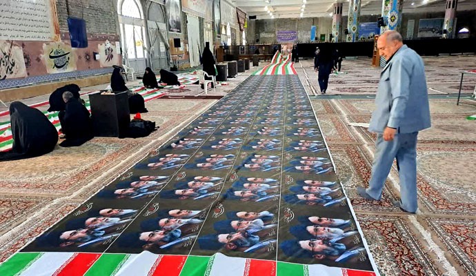 دوخت ۲۰ هزار پرچم جمهوری اسلامی ایران در کاشان + عکس دوخت ۲۰ هزار پرچم جمهوری اسلامی ایران در کاشان + عکس