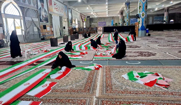 دوخت ۲۰ هزار پرچم جمهوری اسلامی ایران در کاشان + عکس دوخت ۲۰ هزار پرچم جمهوری اسلامی ایران در کاشان + عکس