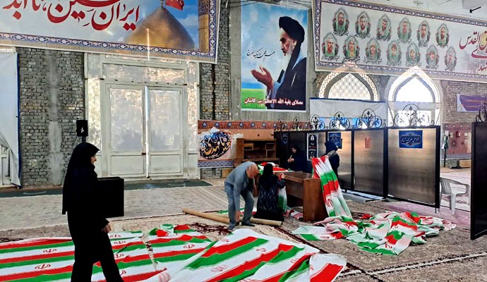 دوخت ۲۰ هزار پرچم جمهوری اسلامی ایران در کاشان + عکس دوخت ۲۰ هزار پرچم جمهوری اسلامی ایران در کاشان + عکس