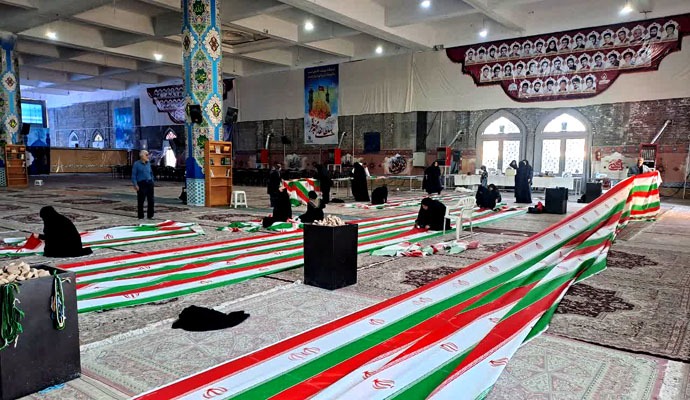 دوخت ۲۰ هزار پرچم جمهوری اسلامی ایران در کاشان + عکس دوخت ۲۰ هزار پرچم جمهوری اسلامی ایران در کاشان + عکس