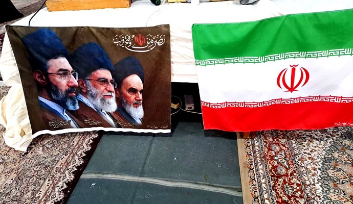 دوخت ۲۰ هزار پرچم جمهوری اسلامی ایران در کاشان + عکس دوخت ۲۰ هزار پرچم جمهوری اسلامی ایران در کاشان + عکس