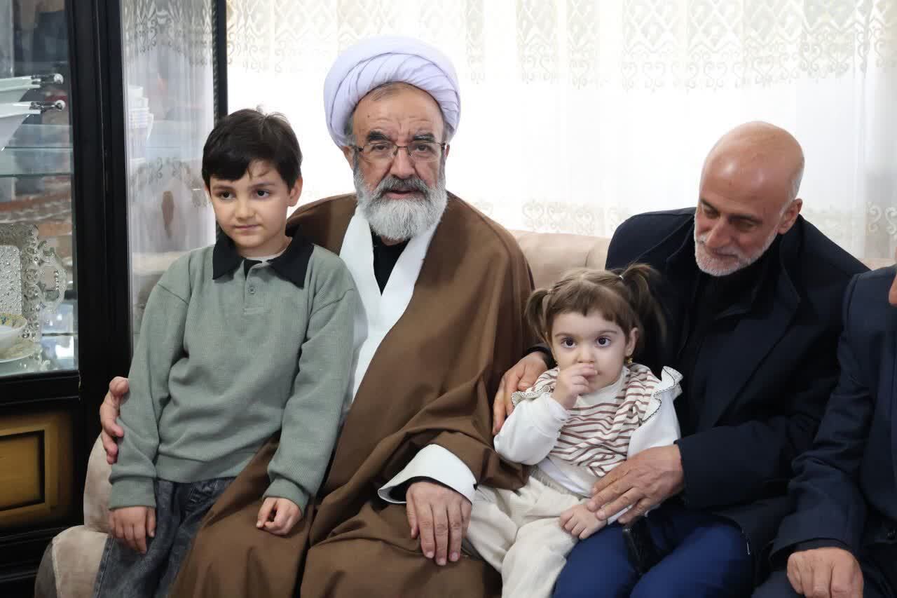 دیدار آیت‌الله پورمحمدی و مسئولان مرند با خانواده شهدای جنگ رمضان+ تصاویر