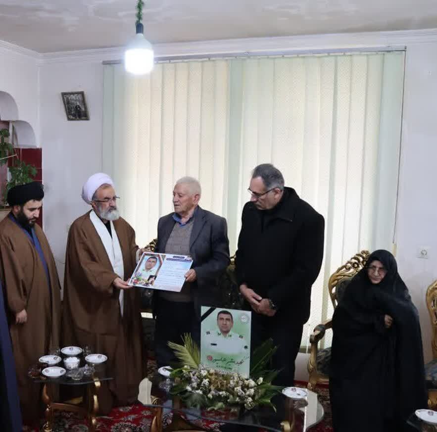 دیدار آیت‌الله پورمحمدی و مسئولان مرند با خانواده شهدای جنگ رمضان+ تصاویر