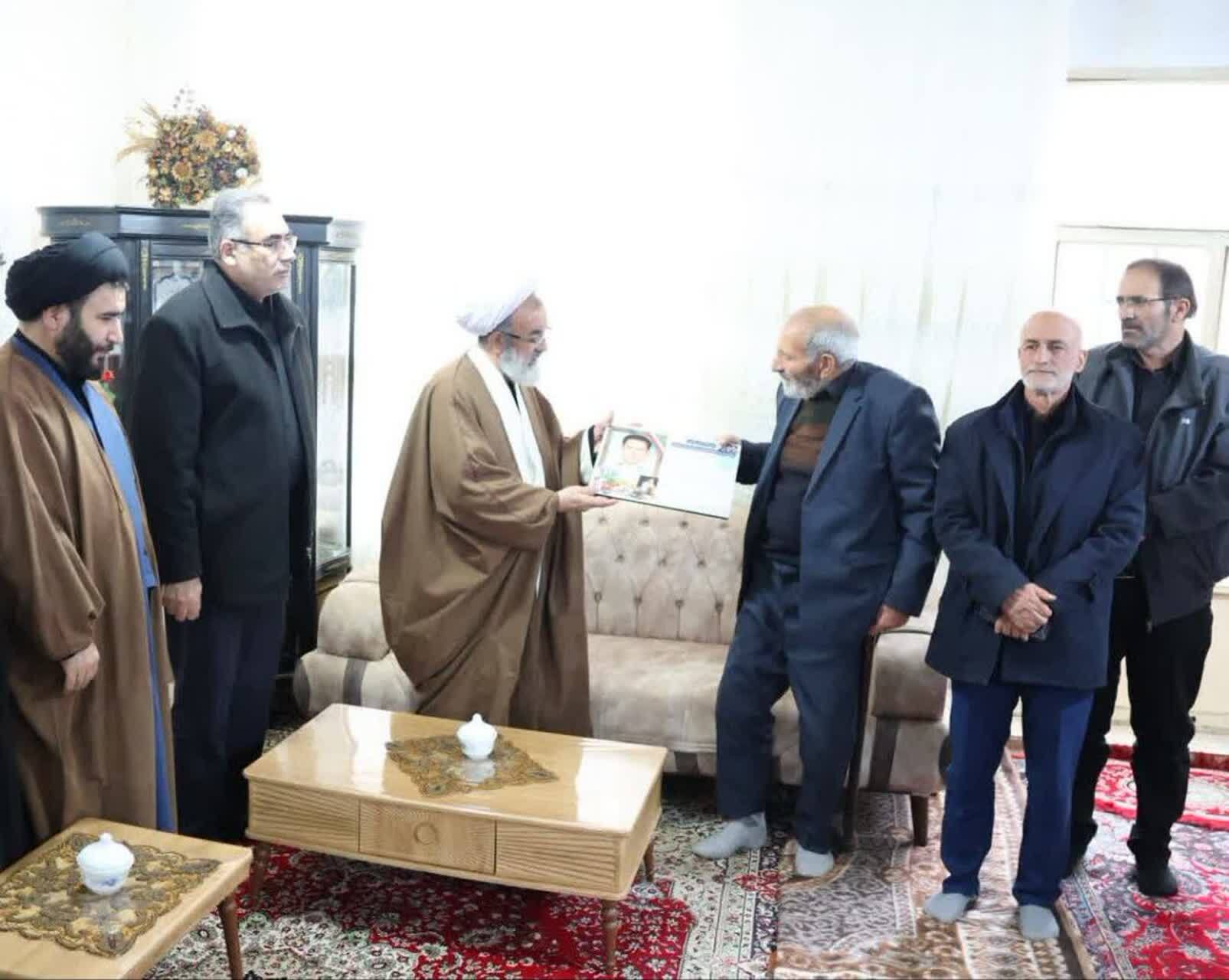 دیدار آیت‌الله پورمحمدی و مسئولان مرند با خانواده شهدای جنگ رمضان+ تصاویر