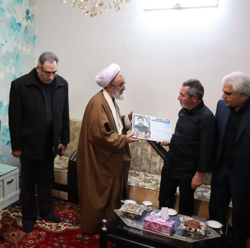 دیدار آیت‌الله پورمحمدی و مسئولان مرند با خانواده شهدای جنگ رمضان+ تصاویر