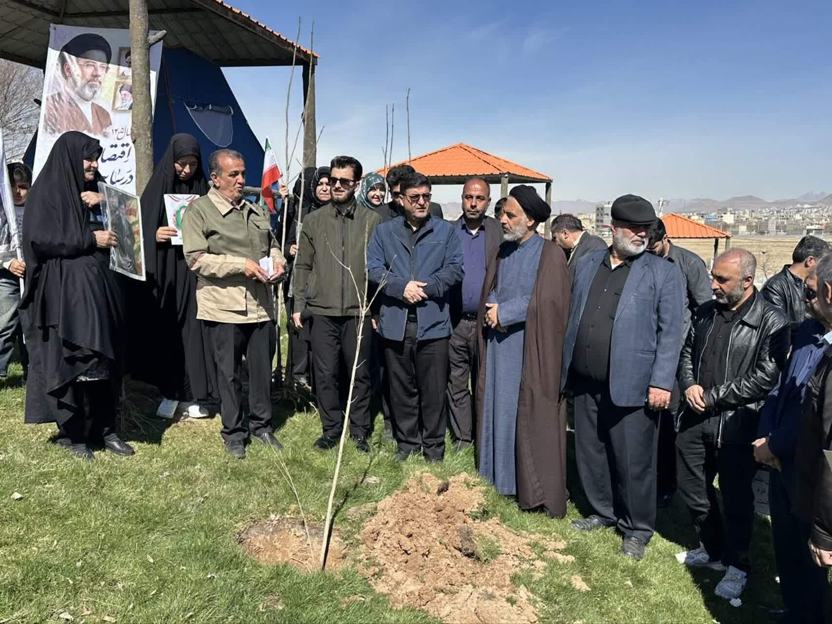 کاشت نهال امید به یاد شهدای ایران در روز طبیعت