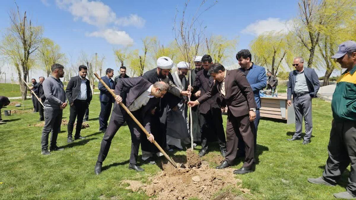 آیین درختکاری «وقف سبز» با حضور جمعی از قرآنیان در شهرکرد + عکس