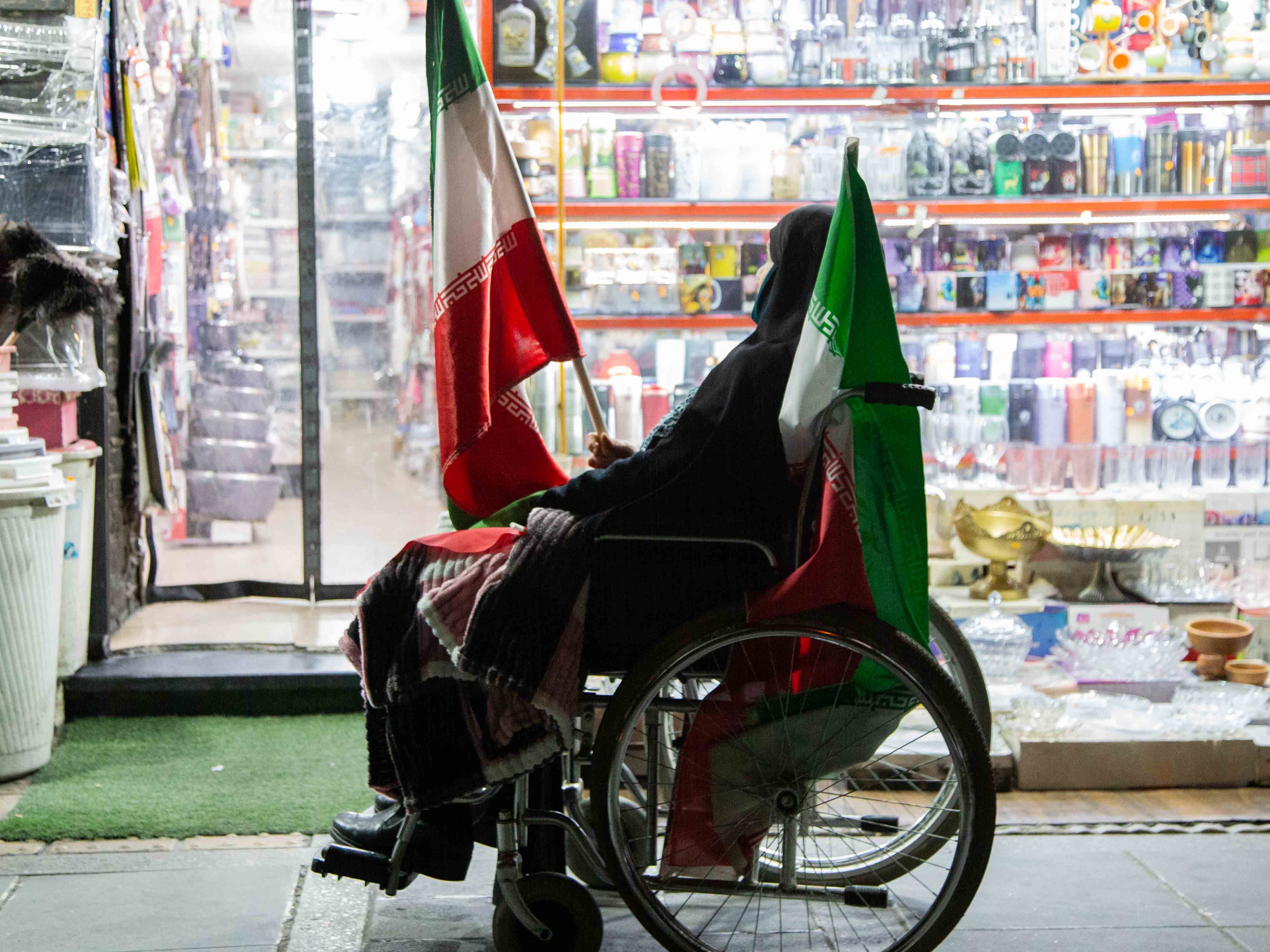 میدان انقلاب تهران و مادرانی سوار بر ویلچر