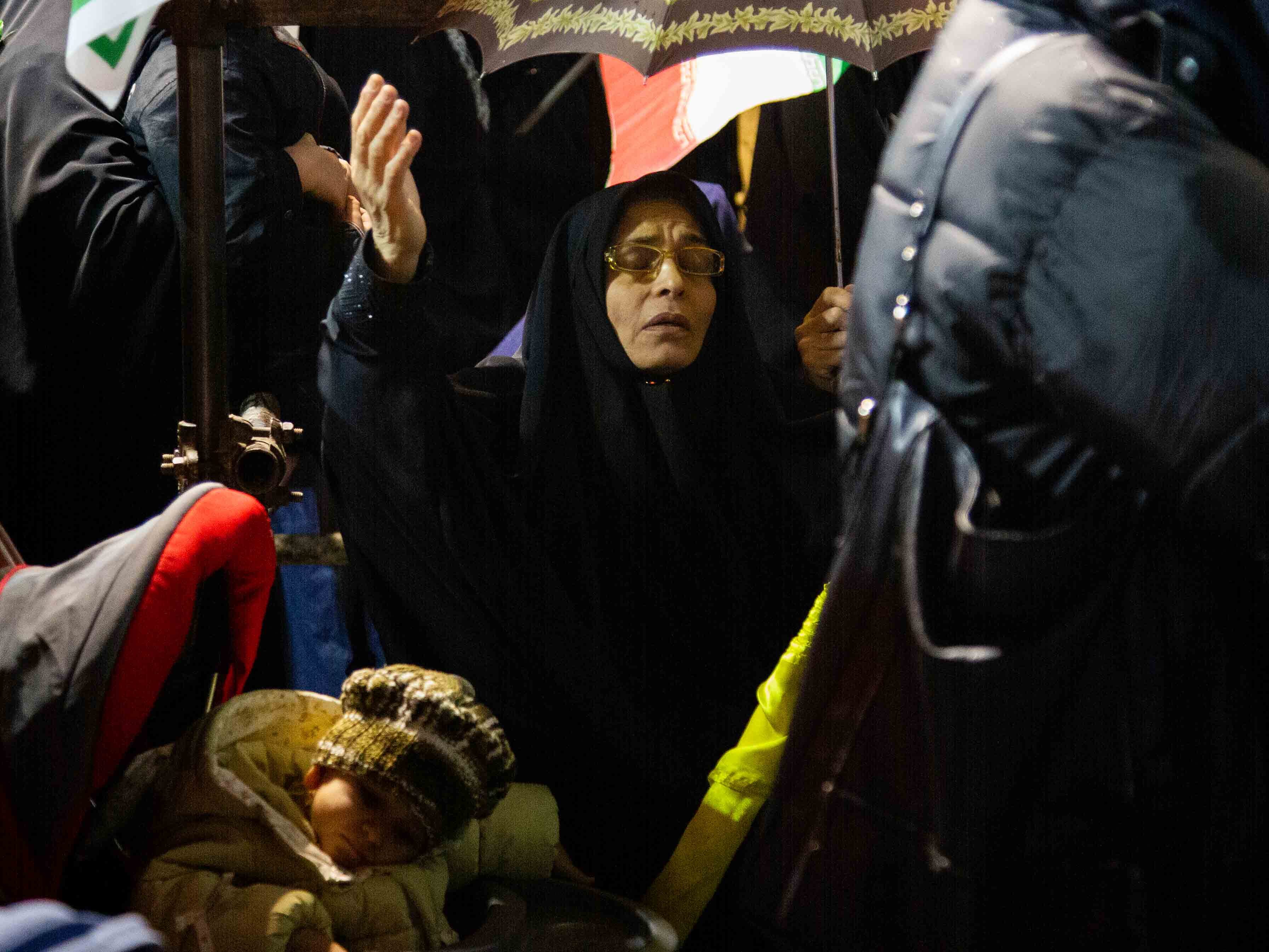 میدان انقلاب تهران و مادرانی سوار بر ویلچر