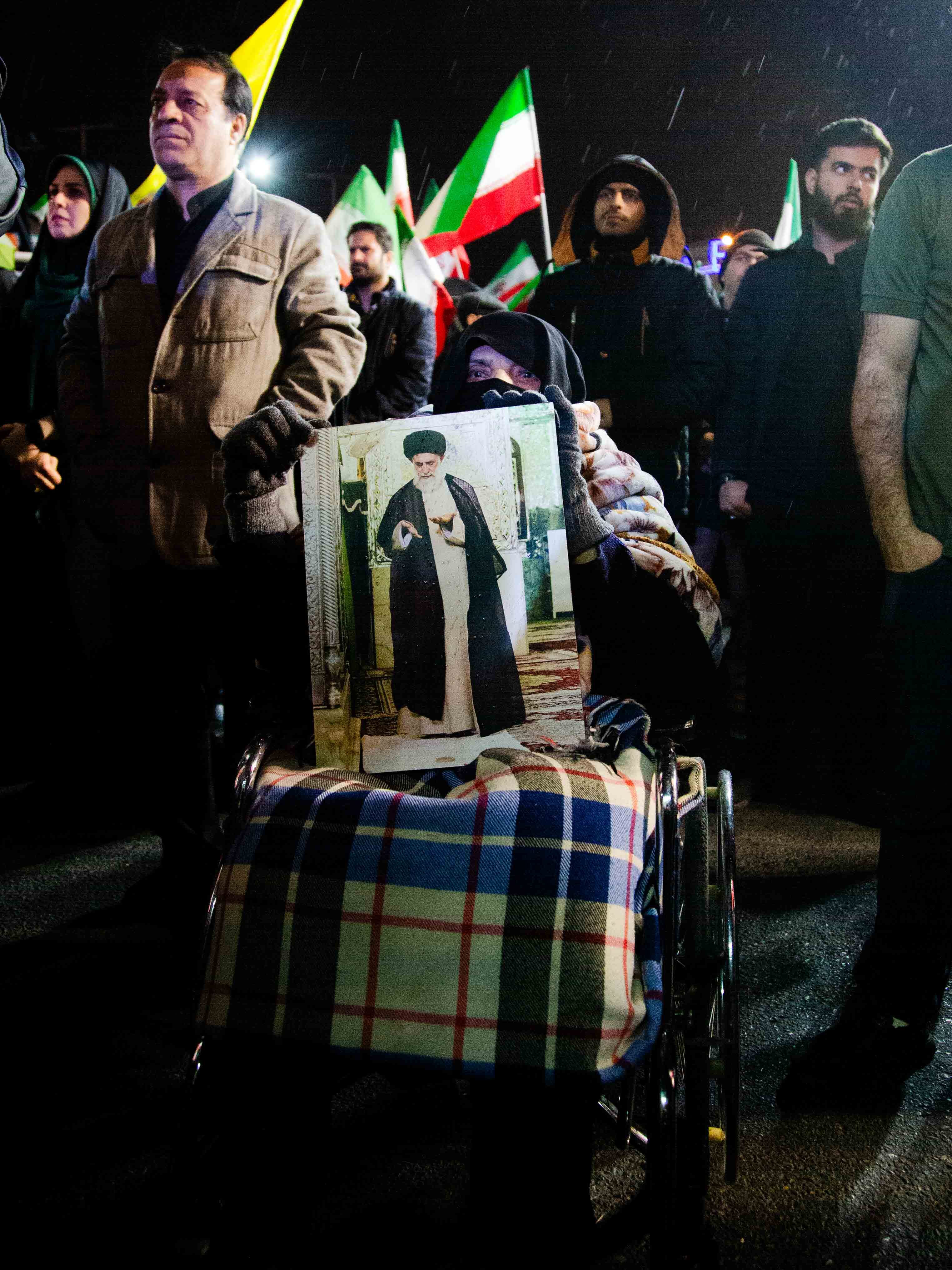 میدان انقلاب تهران و مادرانی سوار بر ویلچر