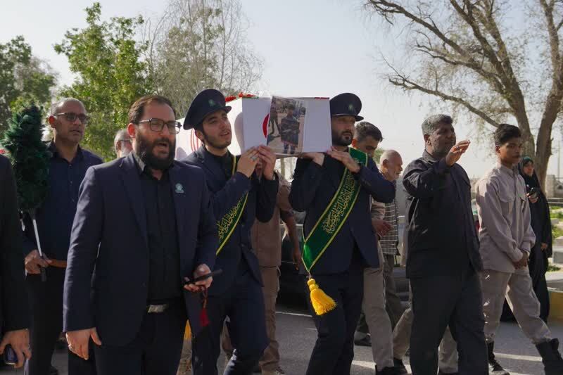 تشییع پیکر مطهر شهید دانشآموز مینابی با حضور خادمان حرم حضرت فاطمه معصومه تشییع پیکر مطهر شهید دانشآموز مینابی با حضور خادمان حرم حضرت فاطمه معصومه