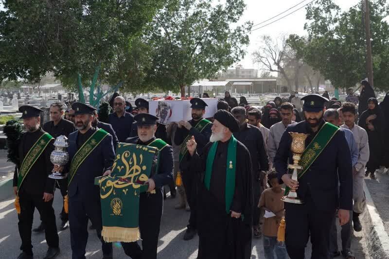 تشییع پیکر مطهر شهید دانشآموز مینابی با حضور خادمان حرم حضرت فاطمه معصومه تشییع پیکر مطهر شهید دانشآموز مینابی با حضور خادمان حرم حضرت فاطمه معصومه