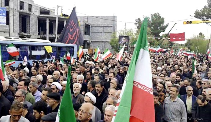 وداع و تشییع باشکوه کاشانیها با سخنگوی سپاه + عکس وداع و تشییع باشکوه کاشانیها با سخنگوی سپاه + عکس