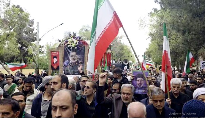 وداع و تشییع باشکوه کاشانیها با سخنگوی سپاه + عکس وداع و تشییع باشکوه کاشانیها با سخنگوی سپاه + عکس