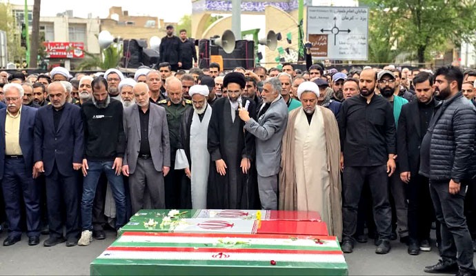 وداع و تشییع باشکوه کاشانیها با سخنگوی سپاه + عکس وداع و تشییع باشکوه کاشانیها با سخنگوی سپاه + عکس