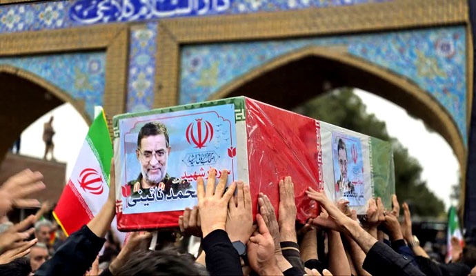 وداع و تشییع باشکوه کاشانیها با سخنگوی سپاه + عکس وداع و تشییع باشکوه کاشانیها با سخنگوی سپاه + عکس