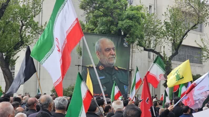 مراسم باشکوه تشییع پیکر مطهر سردار خادمی در شیراز مراسم باشکوه تشییع پیکر مطهر سردار خادمی در شیراز